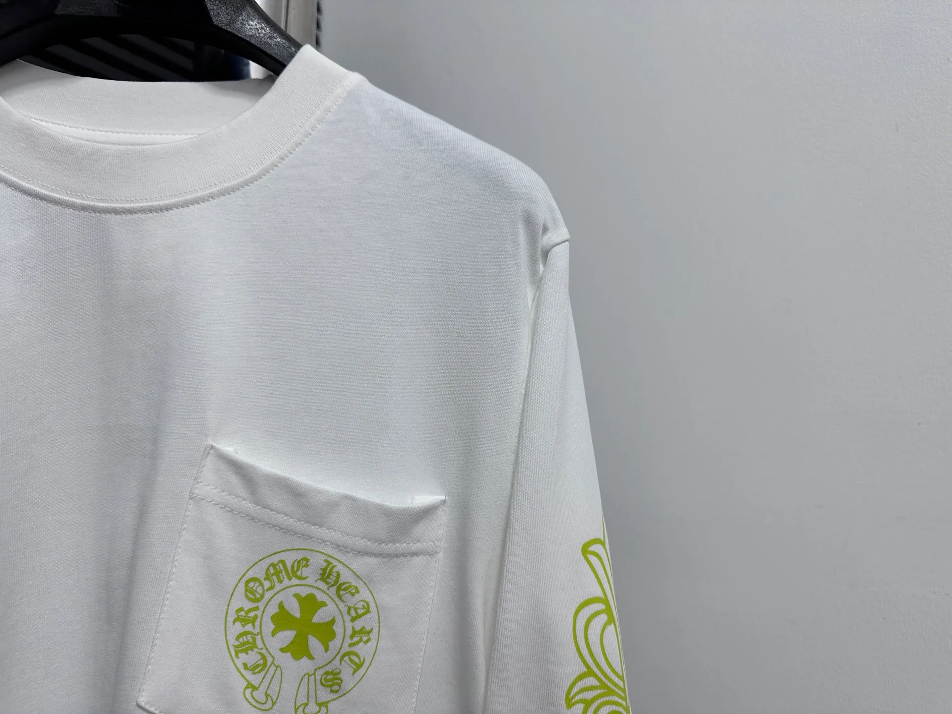 🅿️230 [Come Hearts] Crow Heart Graffiti Letters Limited Sanskrit Printed Long Sleeves, High Weight Threads on Collar and Cuffs, Custom Weaved and Dyed 280g Double Yarn Pure Cotton Fabric, Washed Anti-Counterfeiting Tags and other auxiliary labels are all correct versions, super conspicuous, super pretty, super stylish, same style for men and women! The overall upper body highlights fashion and individuality, and when worn together by a couple, it is a recommended T-shirt by the Street Ace!! Same style for men and women Size: XS-L
